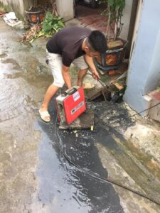 Thợ xử lý tắc đường ống nước sinh hoạt tại nhà bằng thiết bị máy lò xo