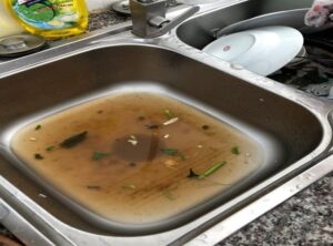 Nguyên nhân phổ biến khiến chậu rửa bát bị tắc nghẽn