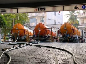 Xe hút bể phốt làm việc định kỳ giúp bể sạch triệt để