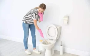 Mùi hôi nhà vệ sinh cảnh báo bể phốt cần hút gấp