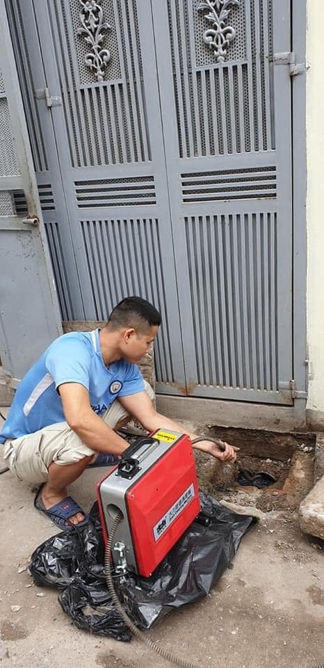 Kỹ thuật viên thông tắc cống uy tín tại nhà bằng máy chuyên dụng