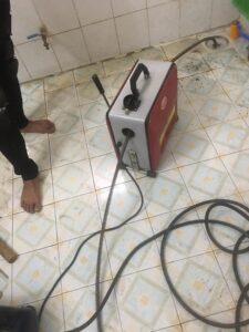 Thông cống bằng máy lò xo