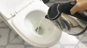 Cách thông bồn cầu bằng nước nóng an toàn
