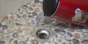 Mẹo thông cống tại nhà bằng nước nóng