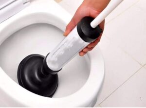 Mẹo thông cống tại nhà bằng pittong cao su