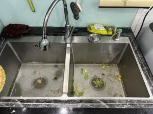 Chậu rửa bát bị tắc nước đầy, cần được xử lý ngay